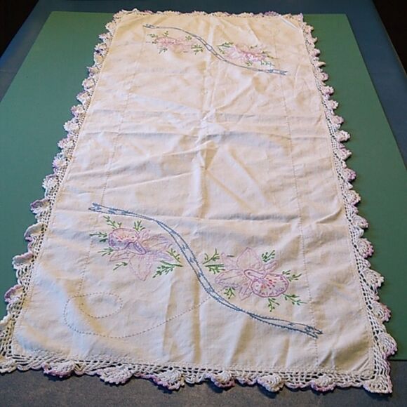 Vintage Dresser Scarf Purple Tulips Embroidered Lacey Scalloped Edge Cottagecore - Picture 1 of 9